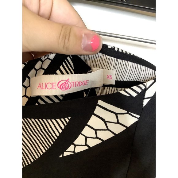 Alice & Trixie black and white print 100% Silk shorts size xs Made in NYC - Picture 4 of 4